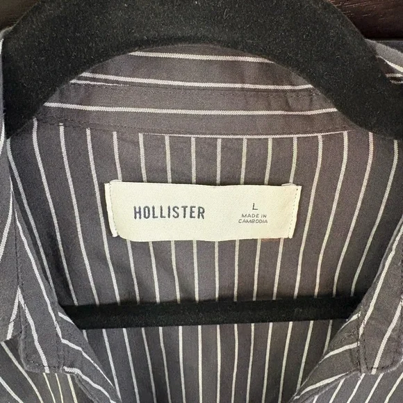 NEW LISTING ✨ Hollister Black and White Bell Sleeve Shirt - Picture 2 of 3